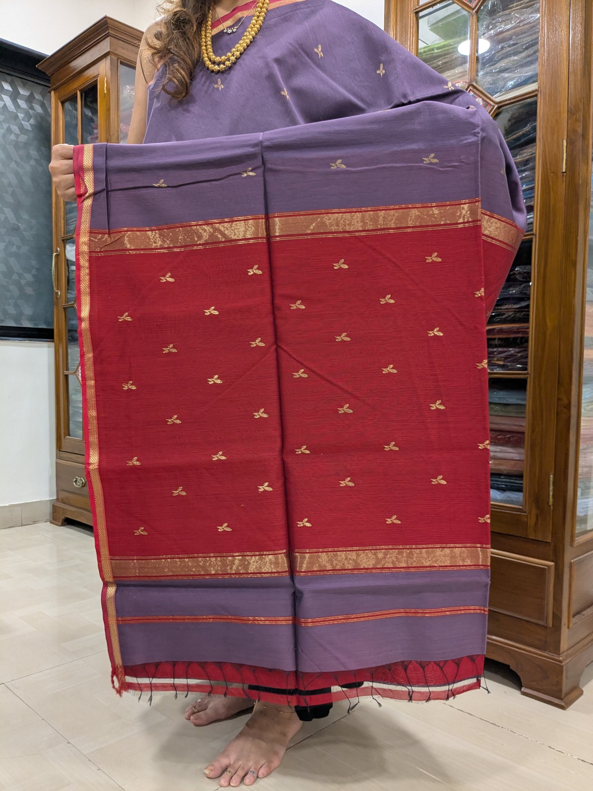 Detailed pallu shot revealing refined leaf butti patterns and artisanal handloom work.