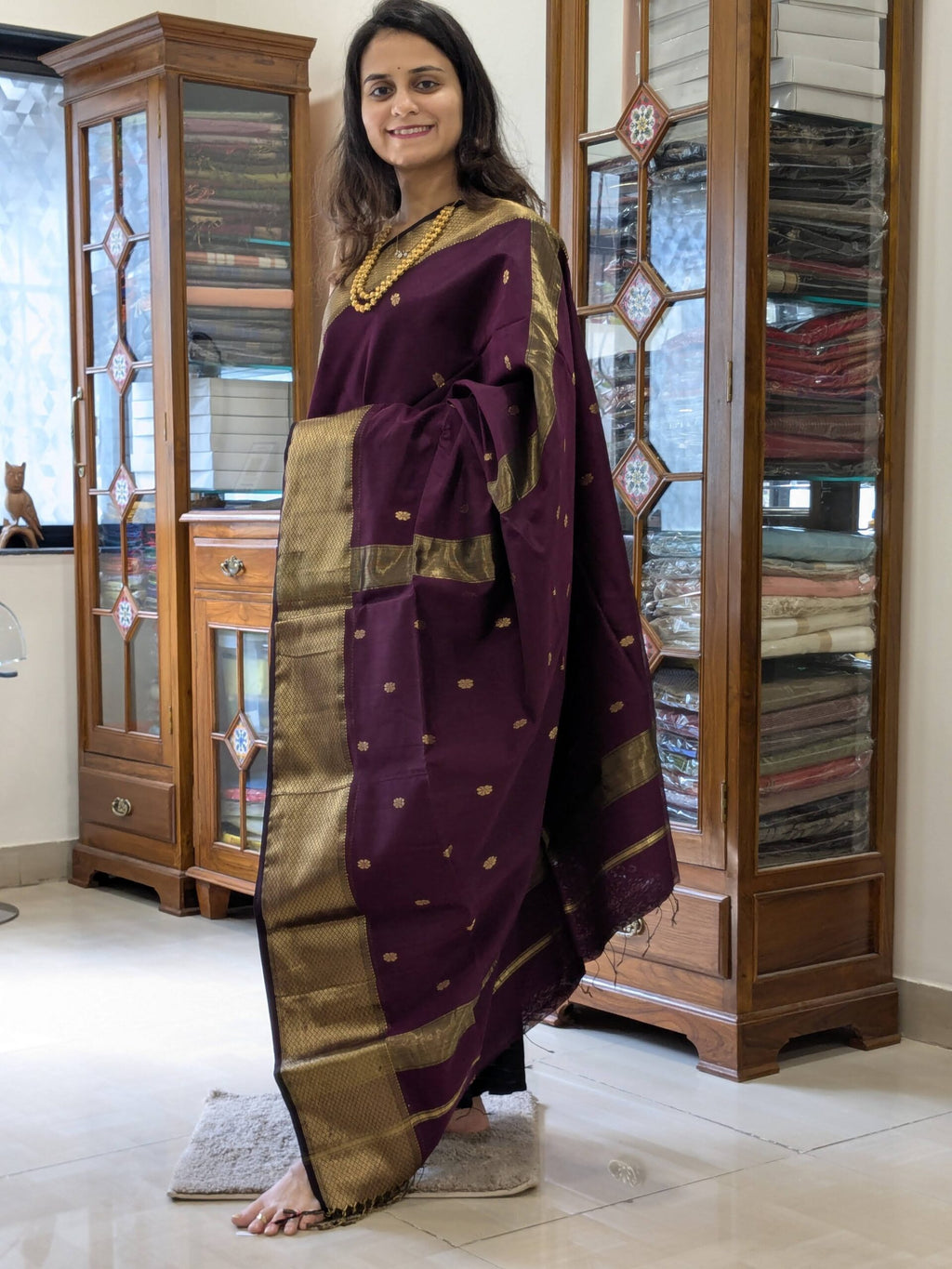 Full front view of GI-tagged Maheshwari saree with floral motifs and buttidar zari pallu.