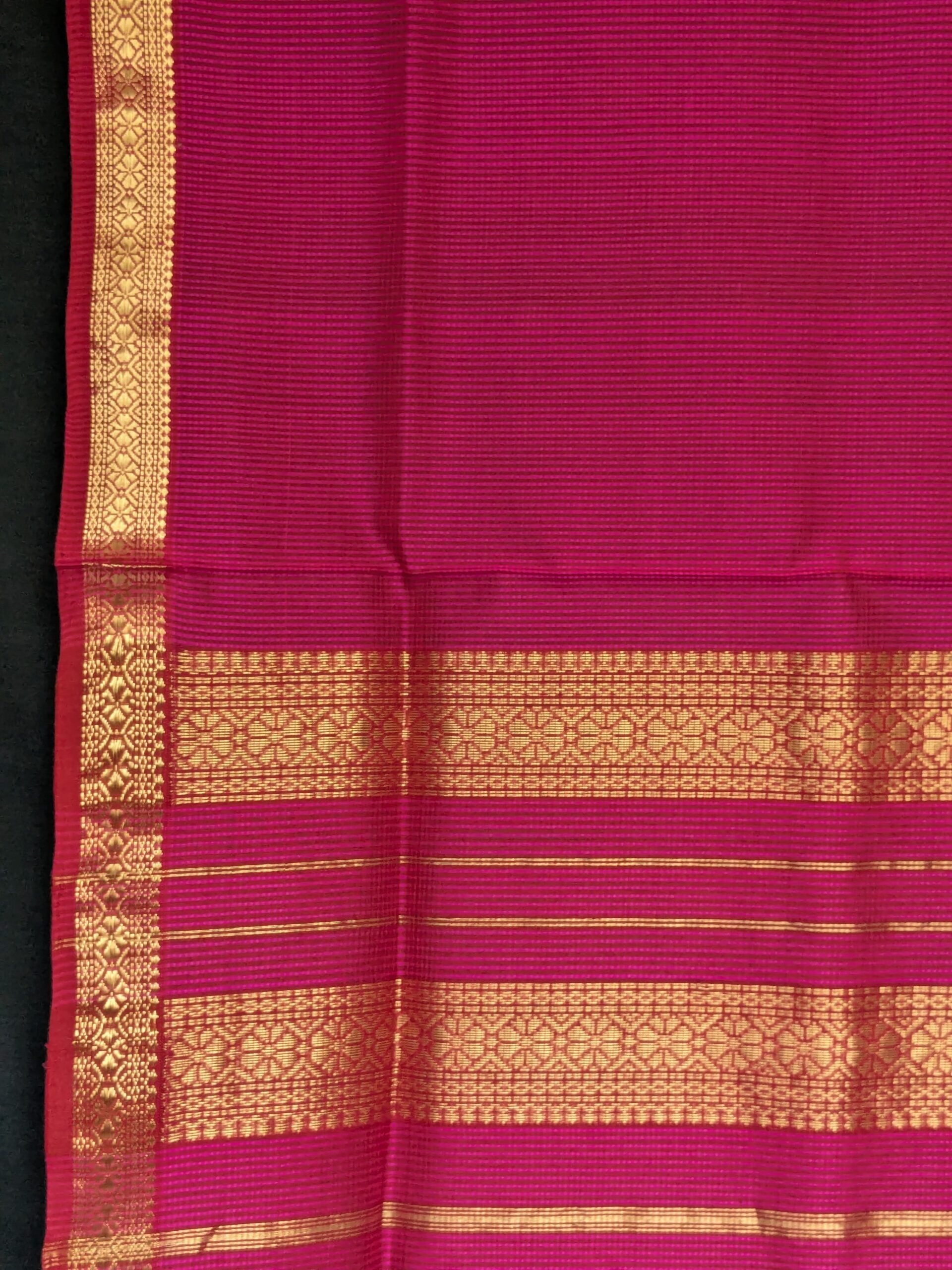 Detailed image of hot pink Maheshwari saree pallu.