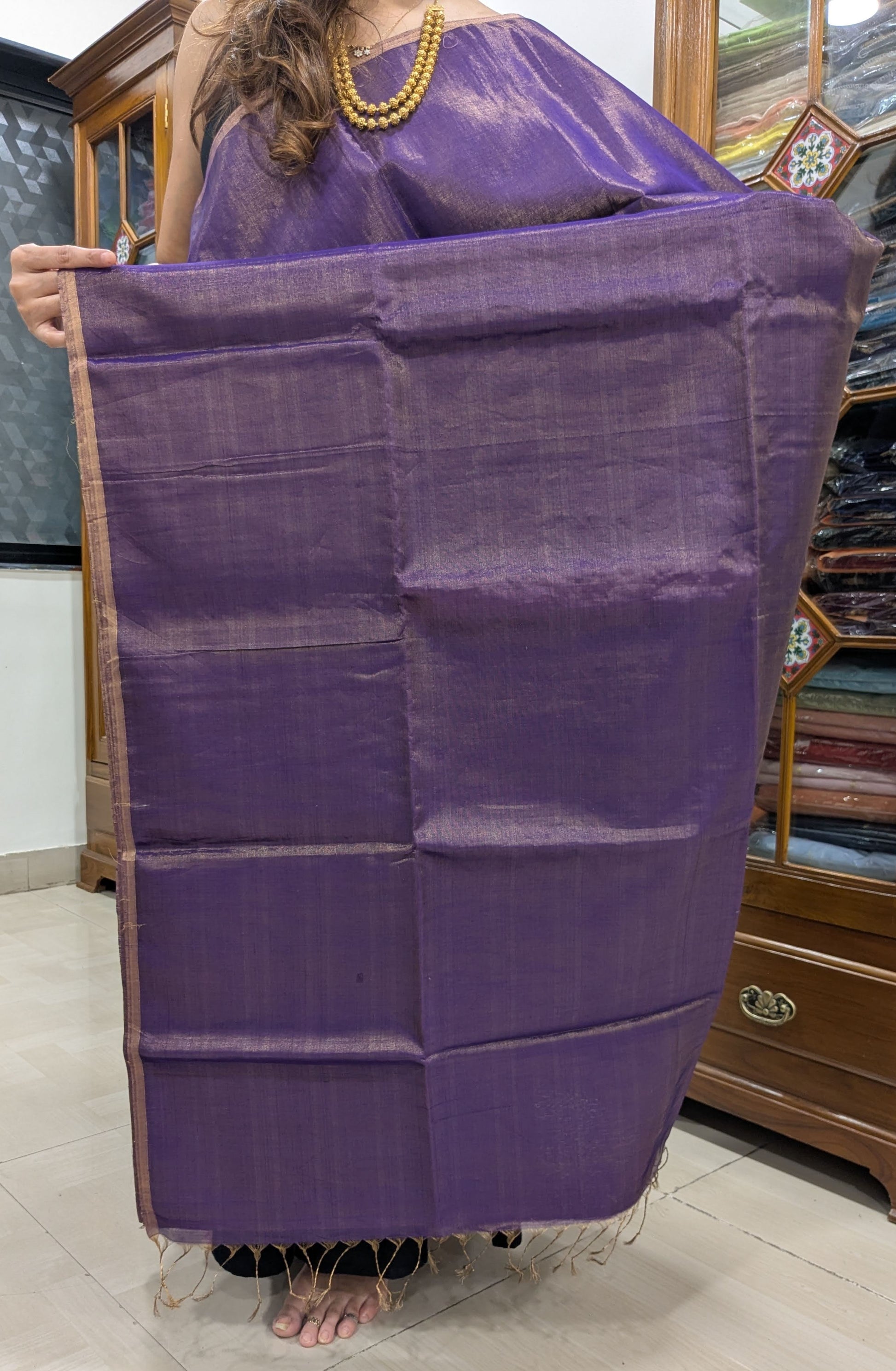 Detailed pallu image reflecting understated beauty and seamless plain finish.