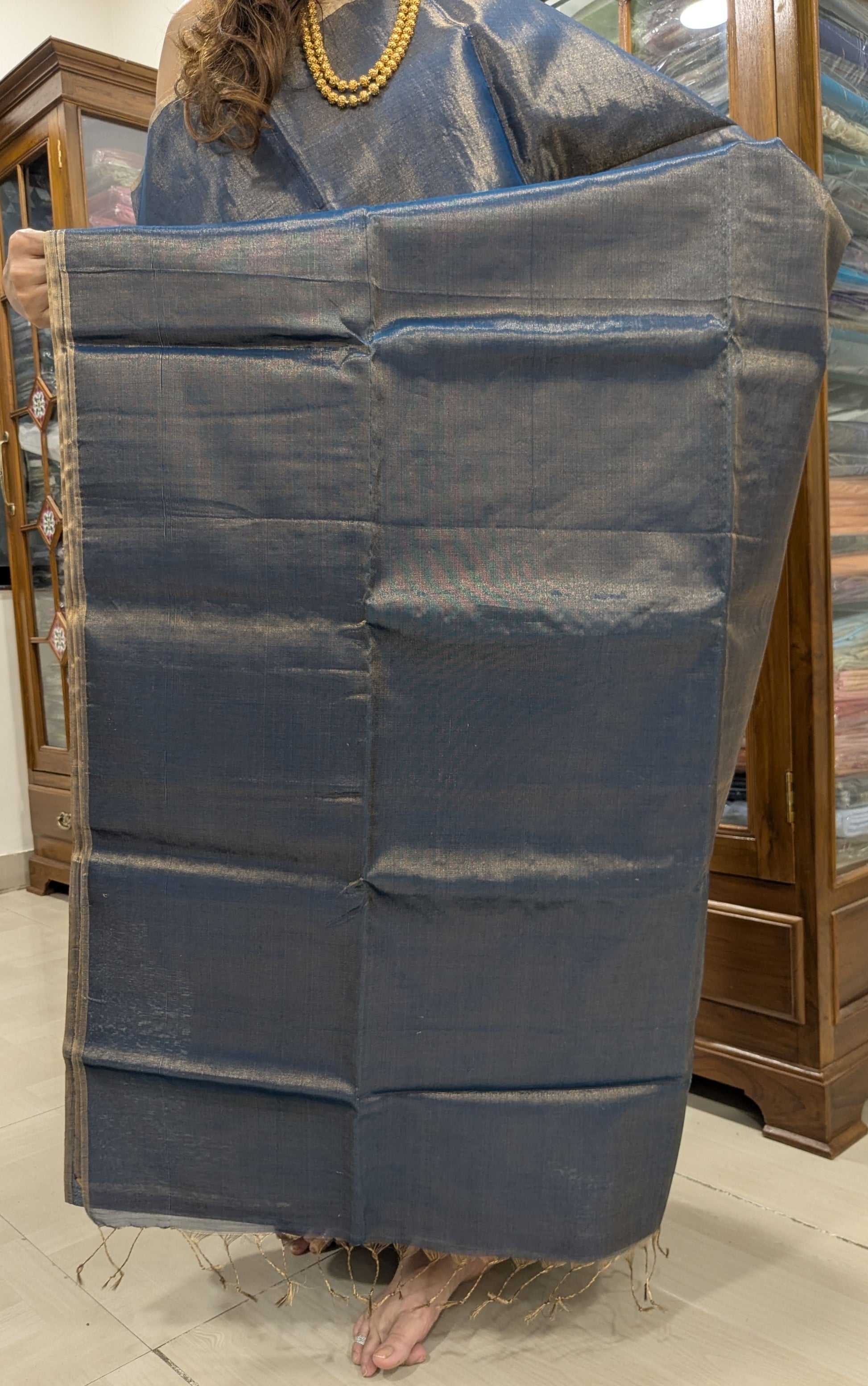 Detailed pallu shot showcasing the smooth, plain handloom craftsmanship.