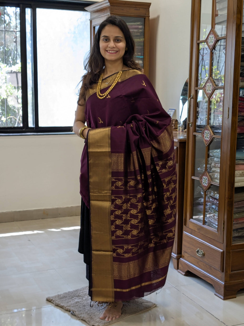 Full front view of GI-tagged Maheshwari saree with floral motifs and buttidar zari pallu.