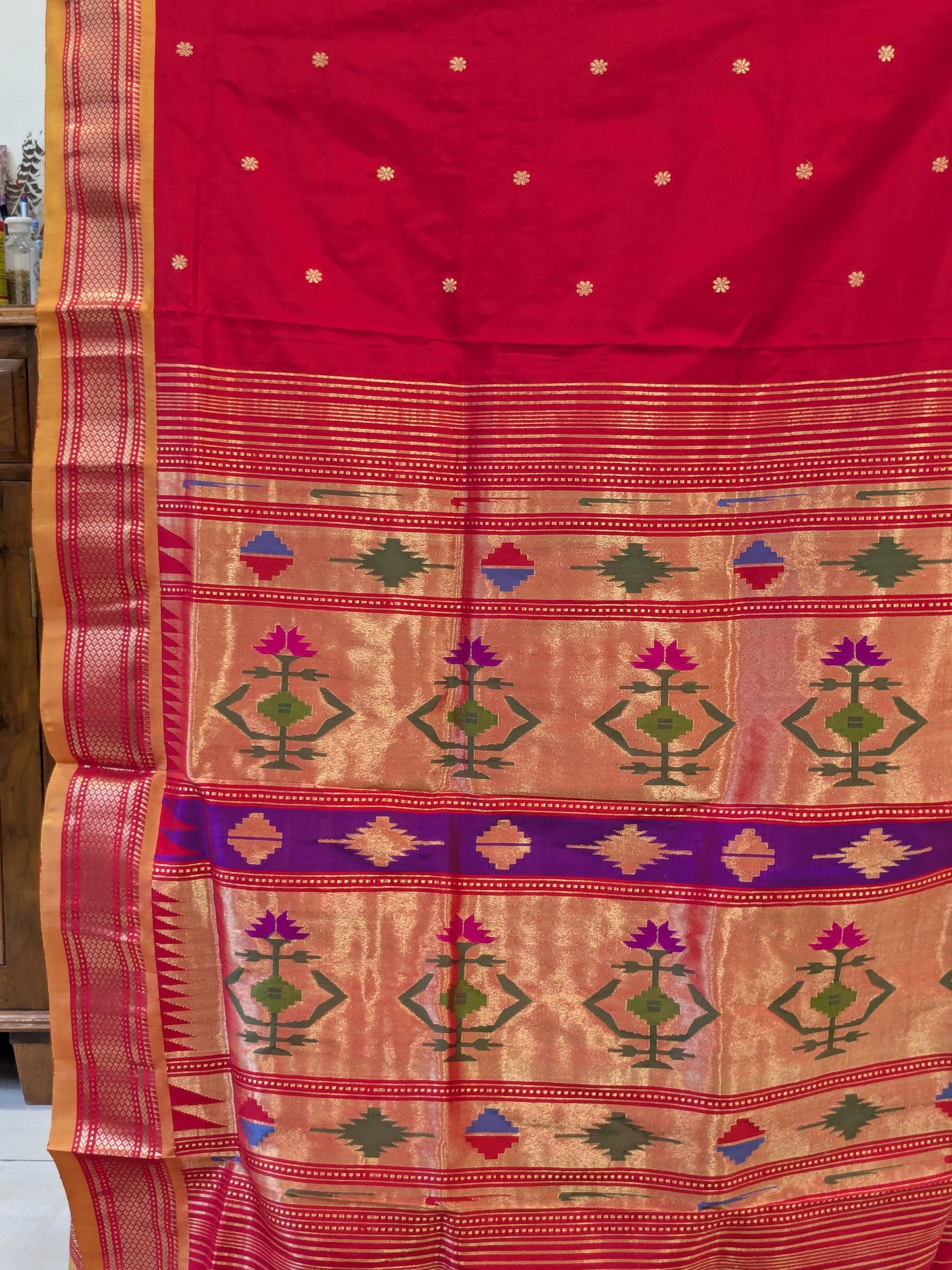 Detailed exclusive Asawali pallu with rich handwoven artistry.