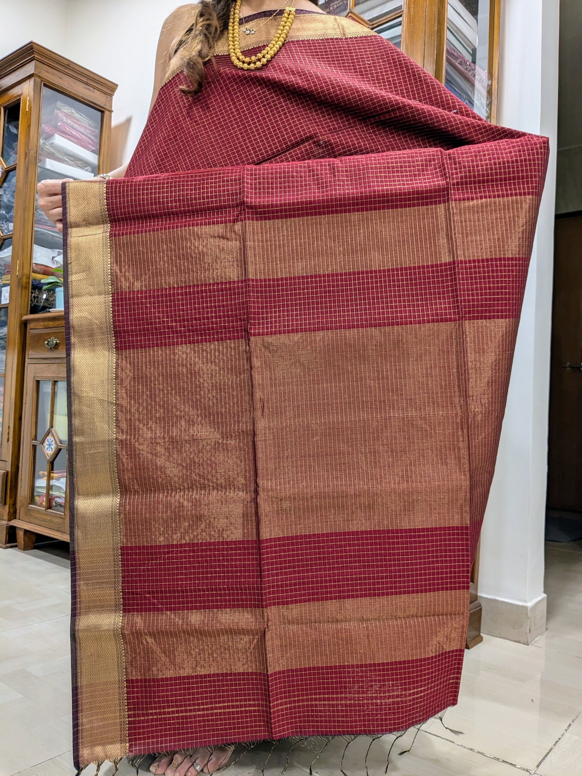 Detailed pallu image with rich zari checks and traditional Maheshwari craftsmanship.
