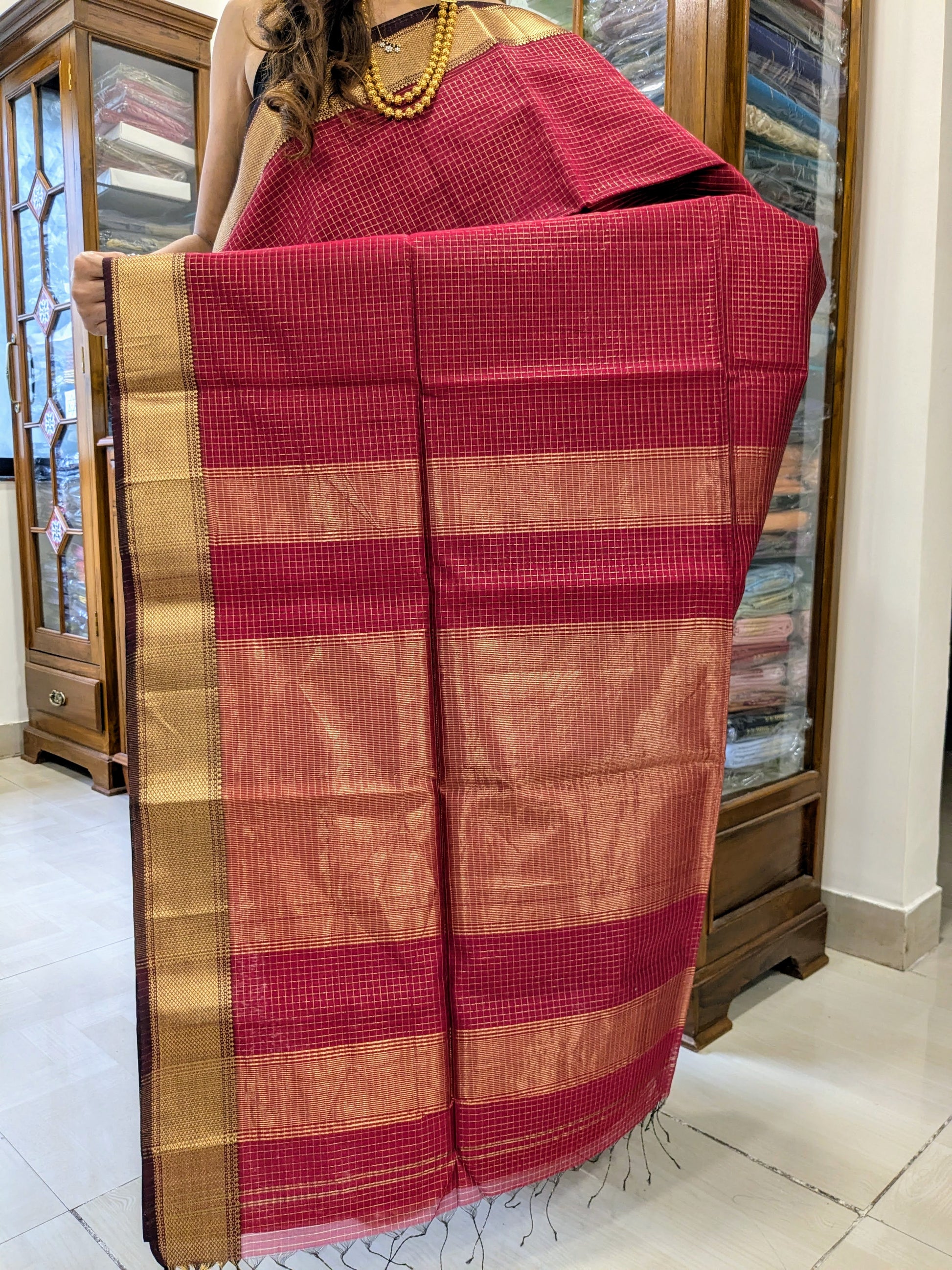 Detailed image of zari-checked pallu with intricate gold threadwork in classic Maheshwari style.