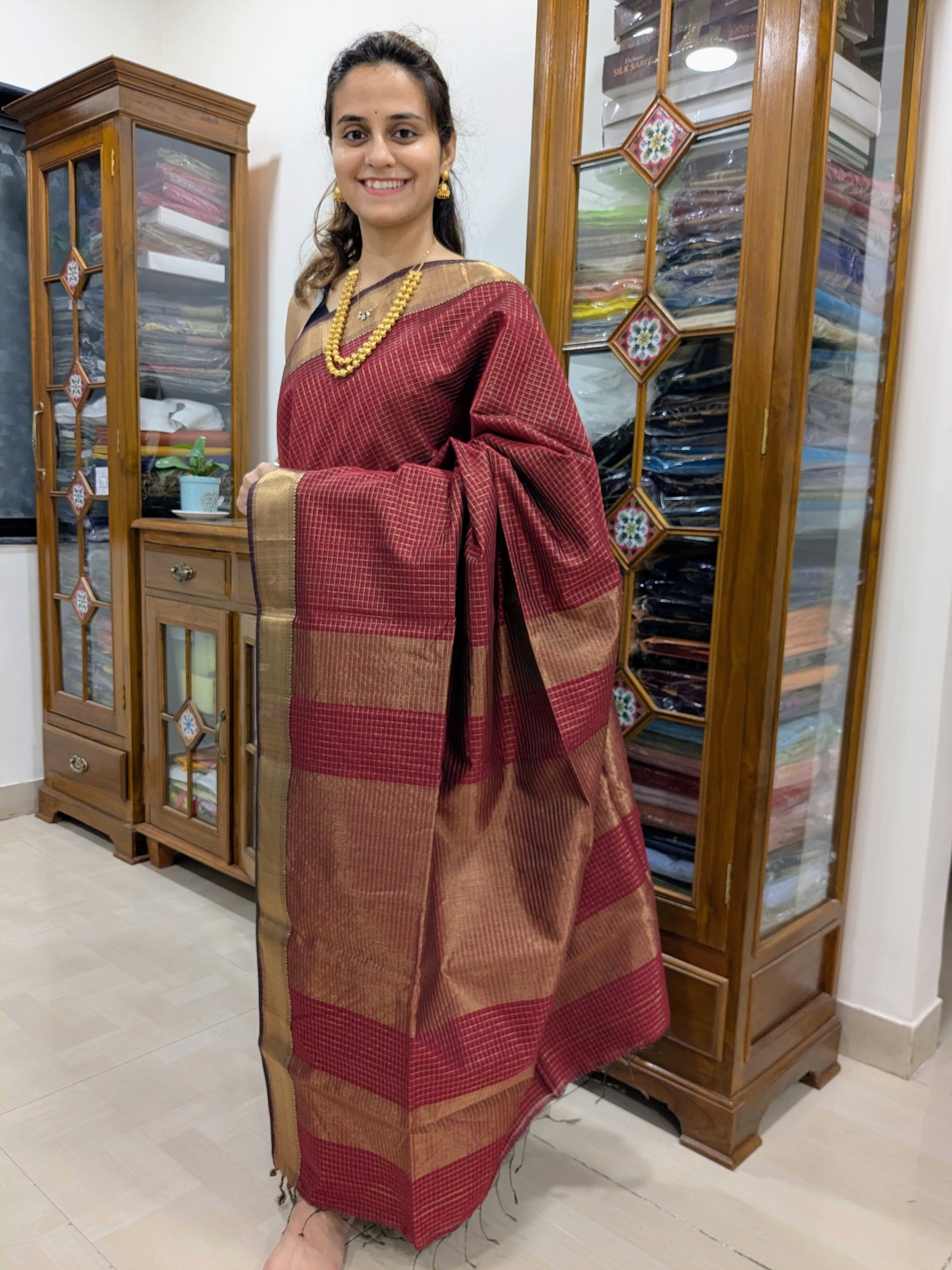 Full front view of vibrant Tomato Red saree showcasing festive elegance and classic Maheshwari weave.