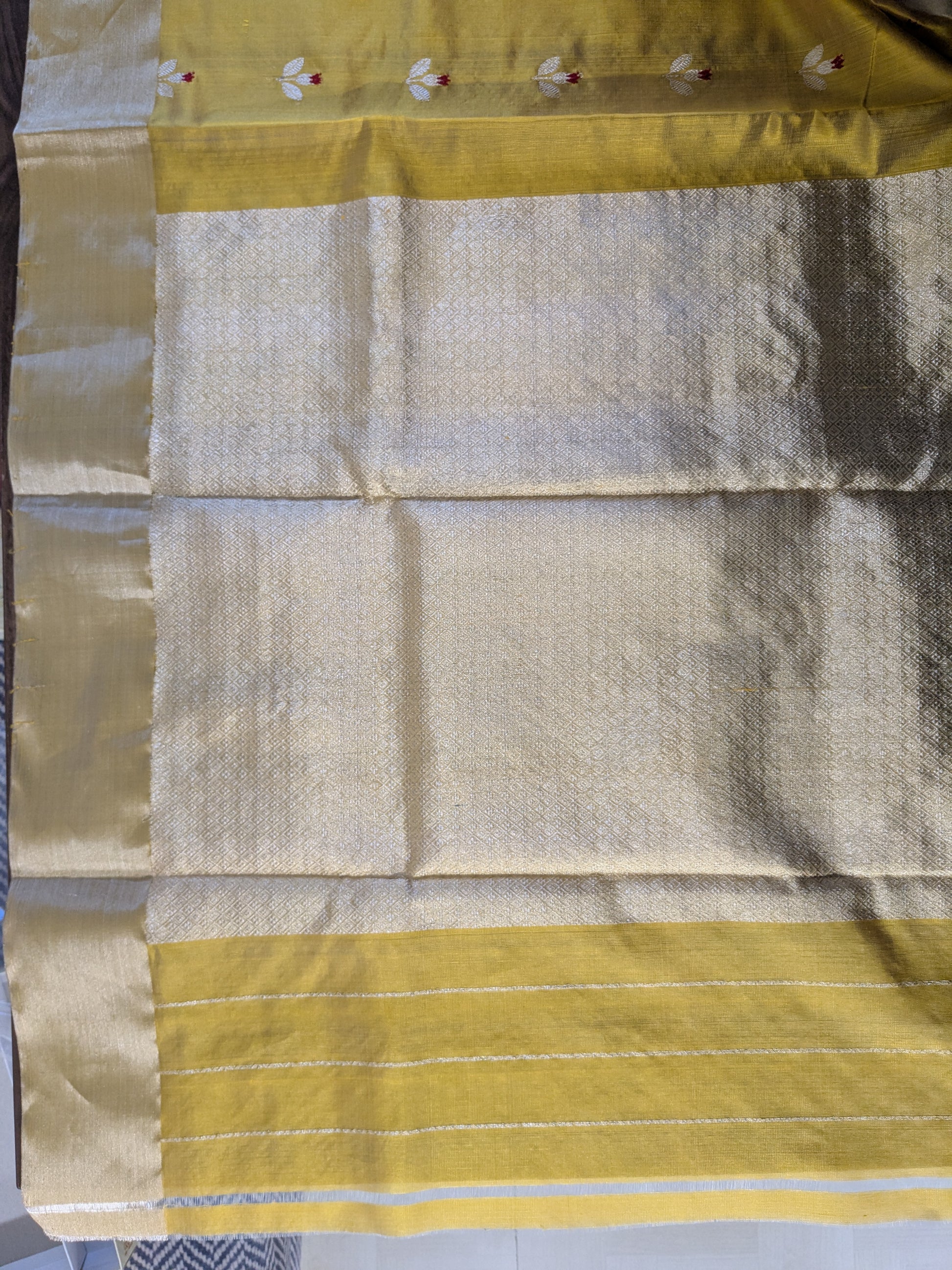 Intricately woven heavy pallu featuring delicate floral detailing from Central India.