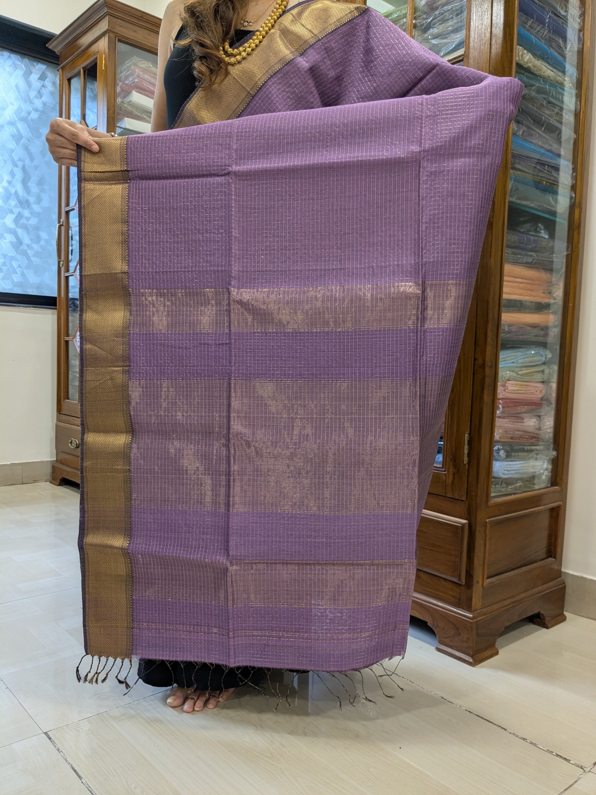 Detailed image of zari-checked pallu with fine gold threads in classic Maheshwari craftsmanship. 
