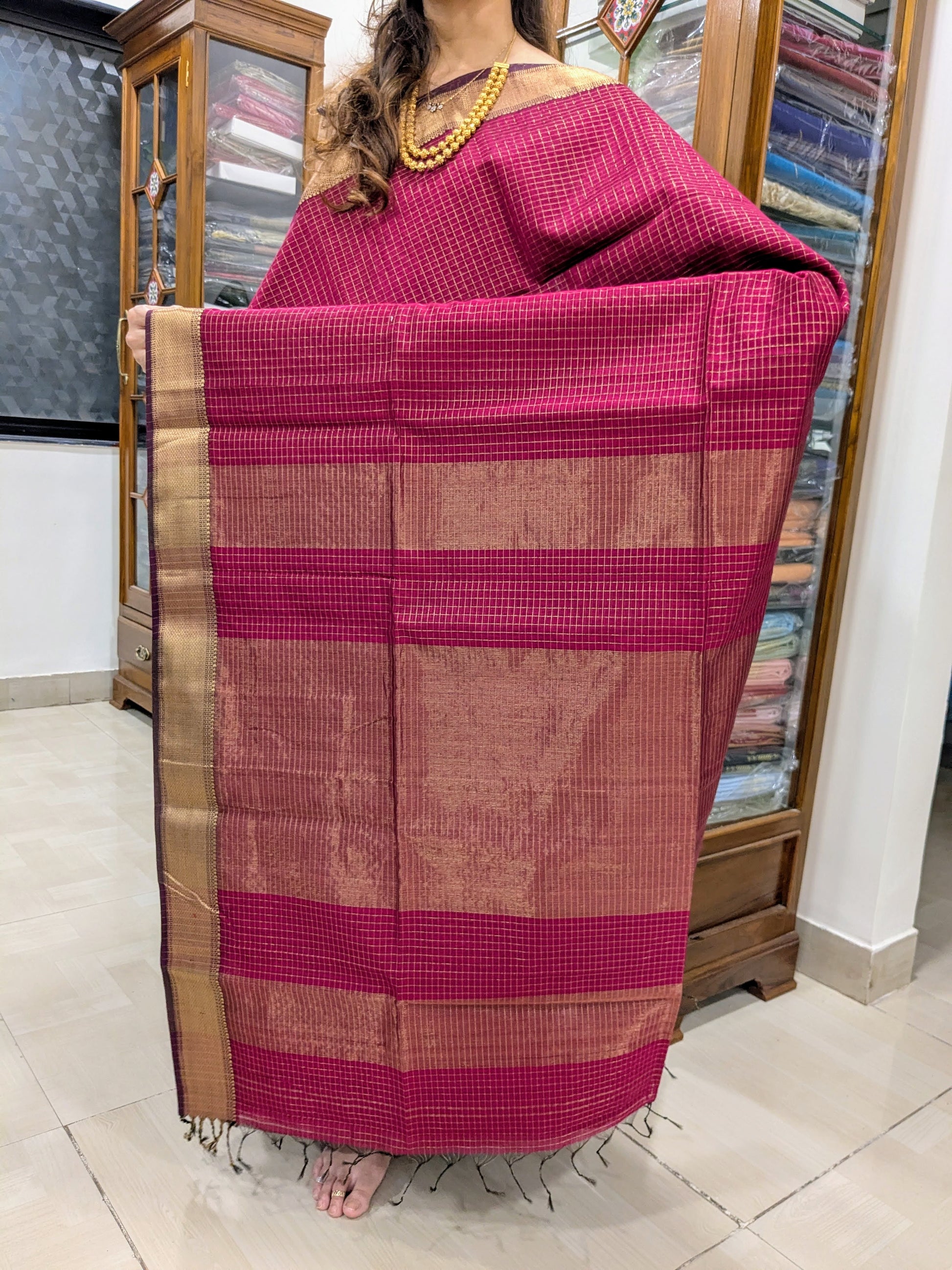 Pallu detail featuring shimmering zari checks rooted in Central Indian weaving tradition.