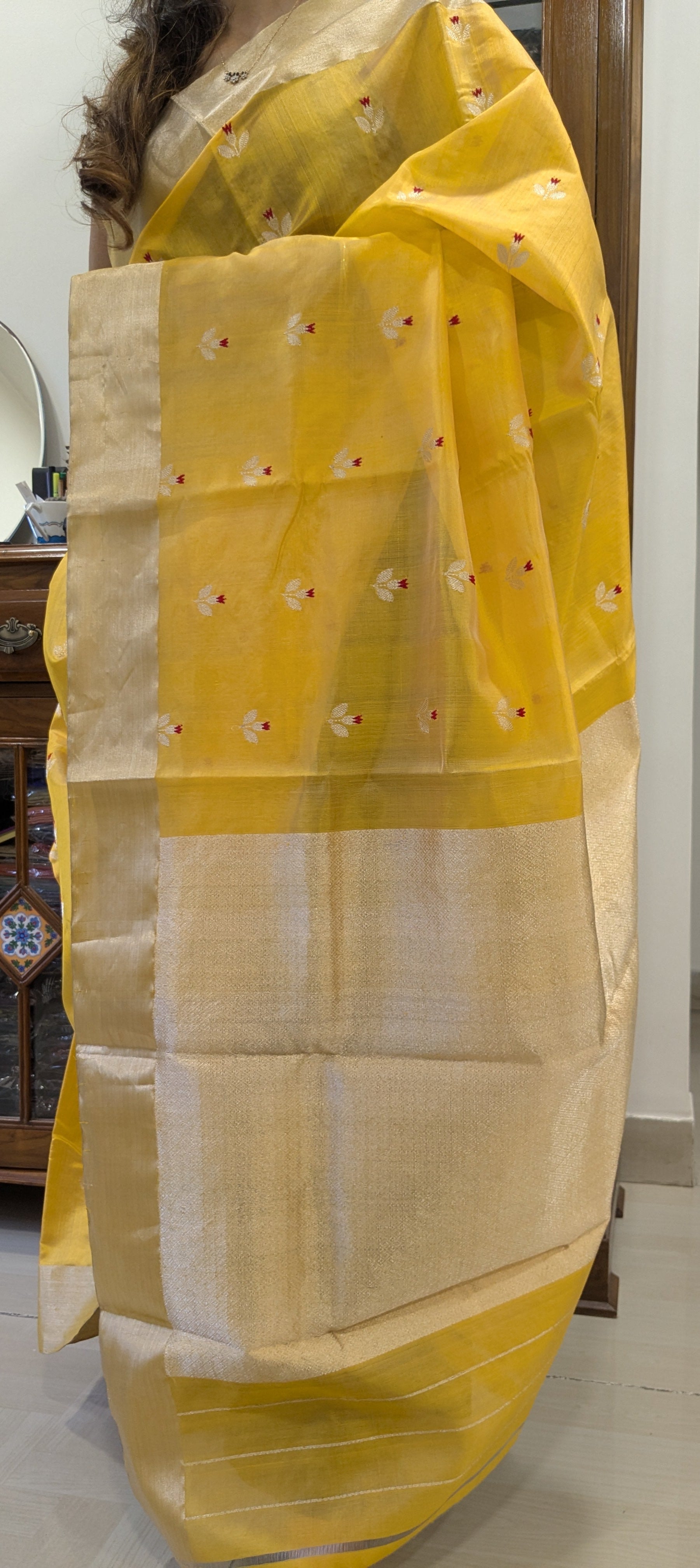 Intricately woven heavy pallu featuring delicate floral detailing from Central India.