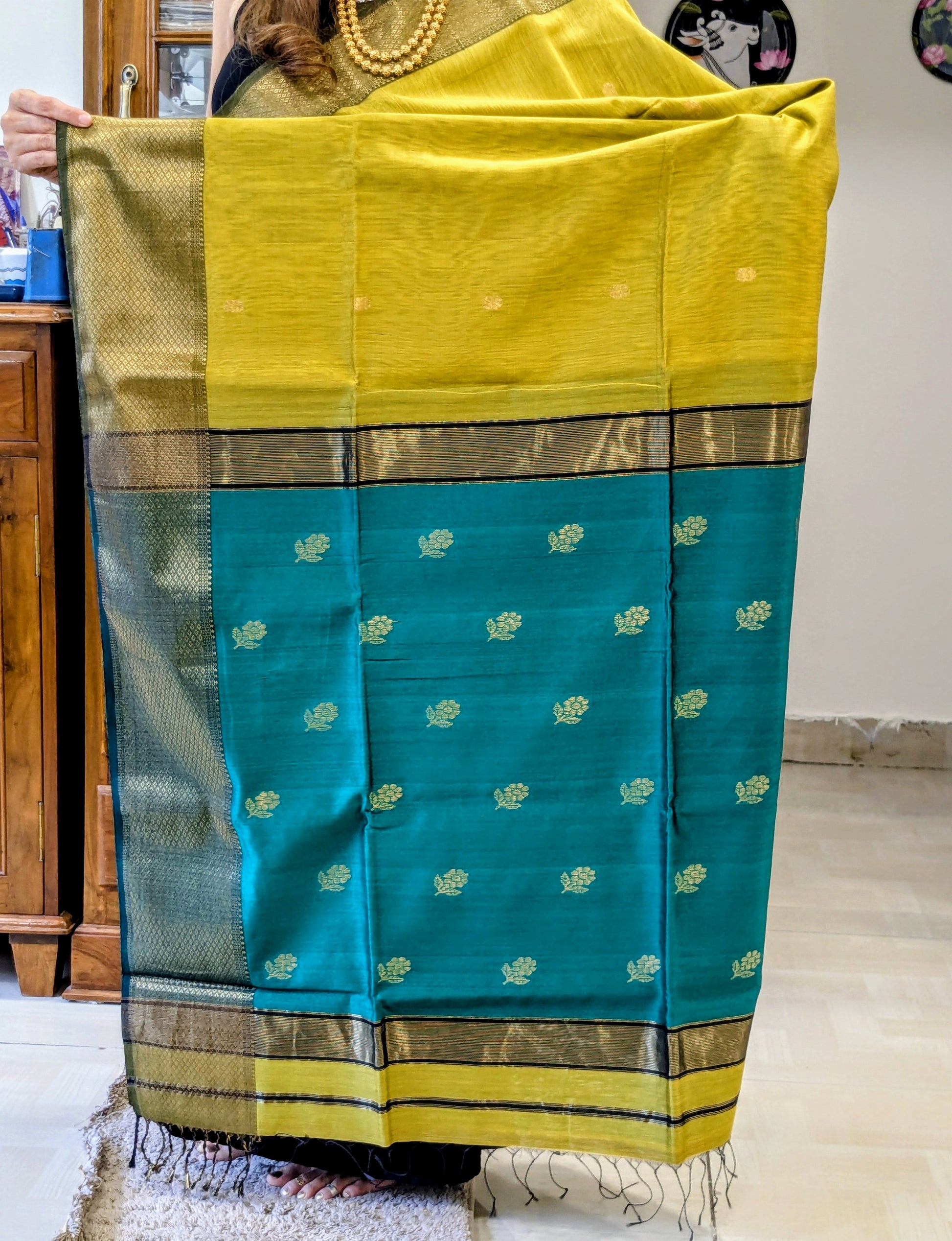 Image of buttidar pallu with intricate floral weaving and rich green contrast for festive charm.  