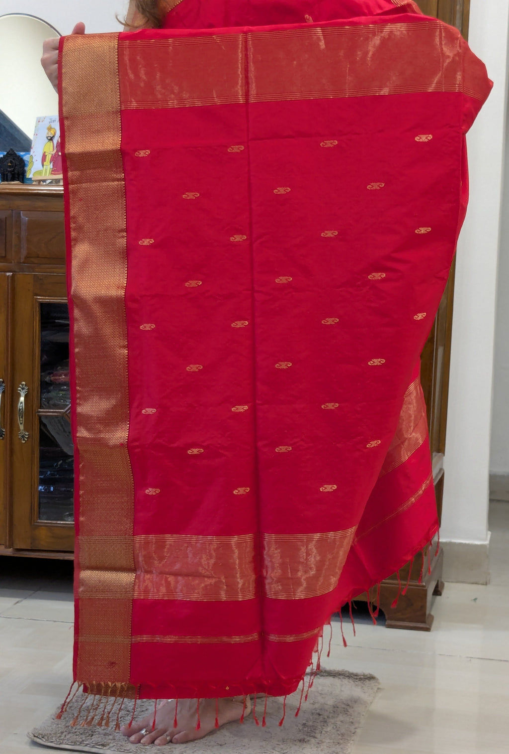 Detailed butti pallu with traditional handloom artistry from Central India.