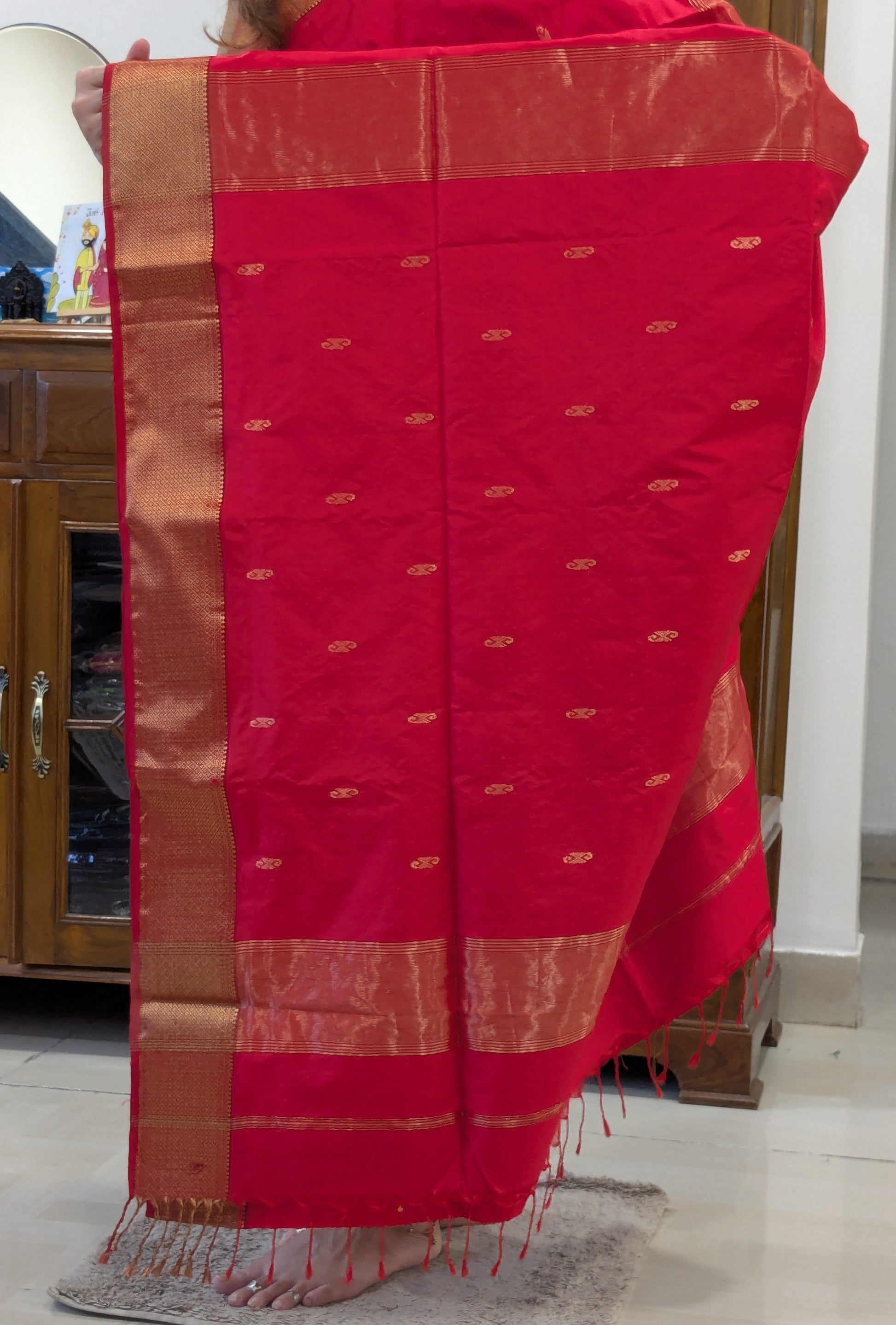 Detailed butti pallu with traditional handloom artistry from Central India.