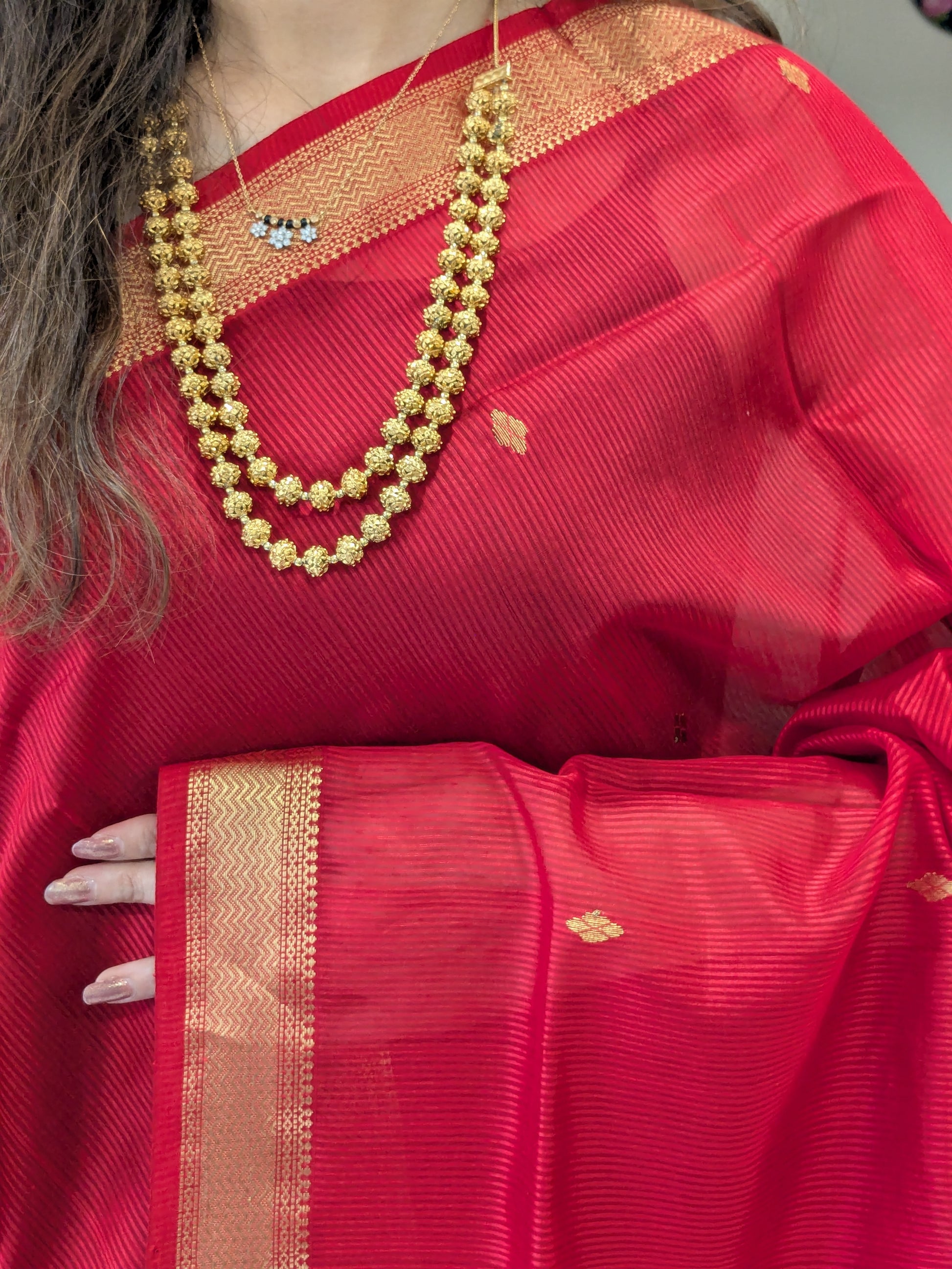 Garbh Reshmi with Butti Red with Black Maheshwari Handloom Saree
