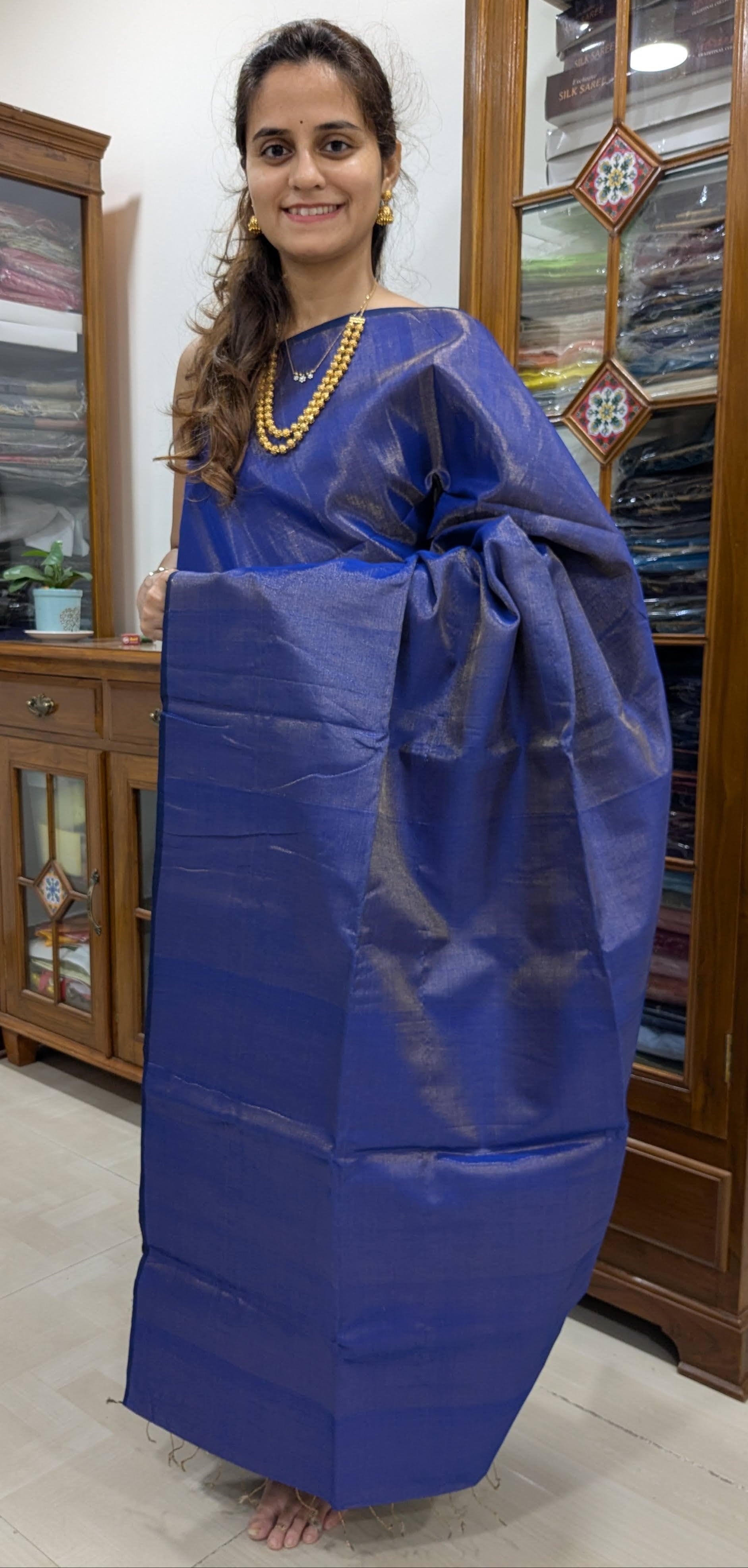 Full front view of ink blue saree radiating minimal elegance and rich Maheshwari charm.