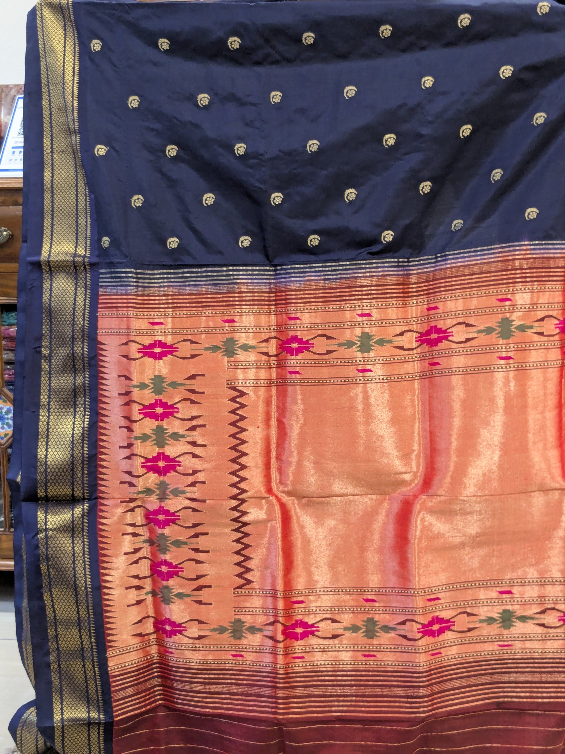 Detailed tawa pallu highlighting Paithani artistry and intricate traditional weaving.