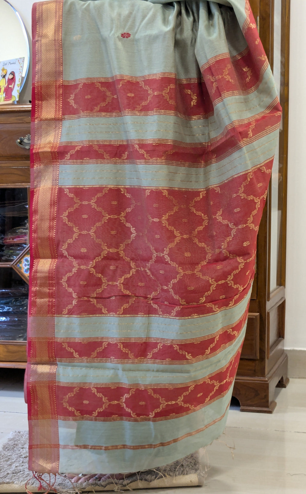 Detailed pallu with intricate jaali work and medium border craftsmanship.