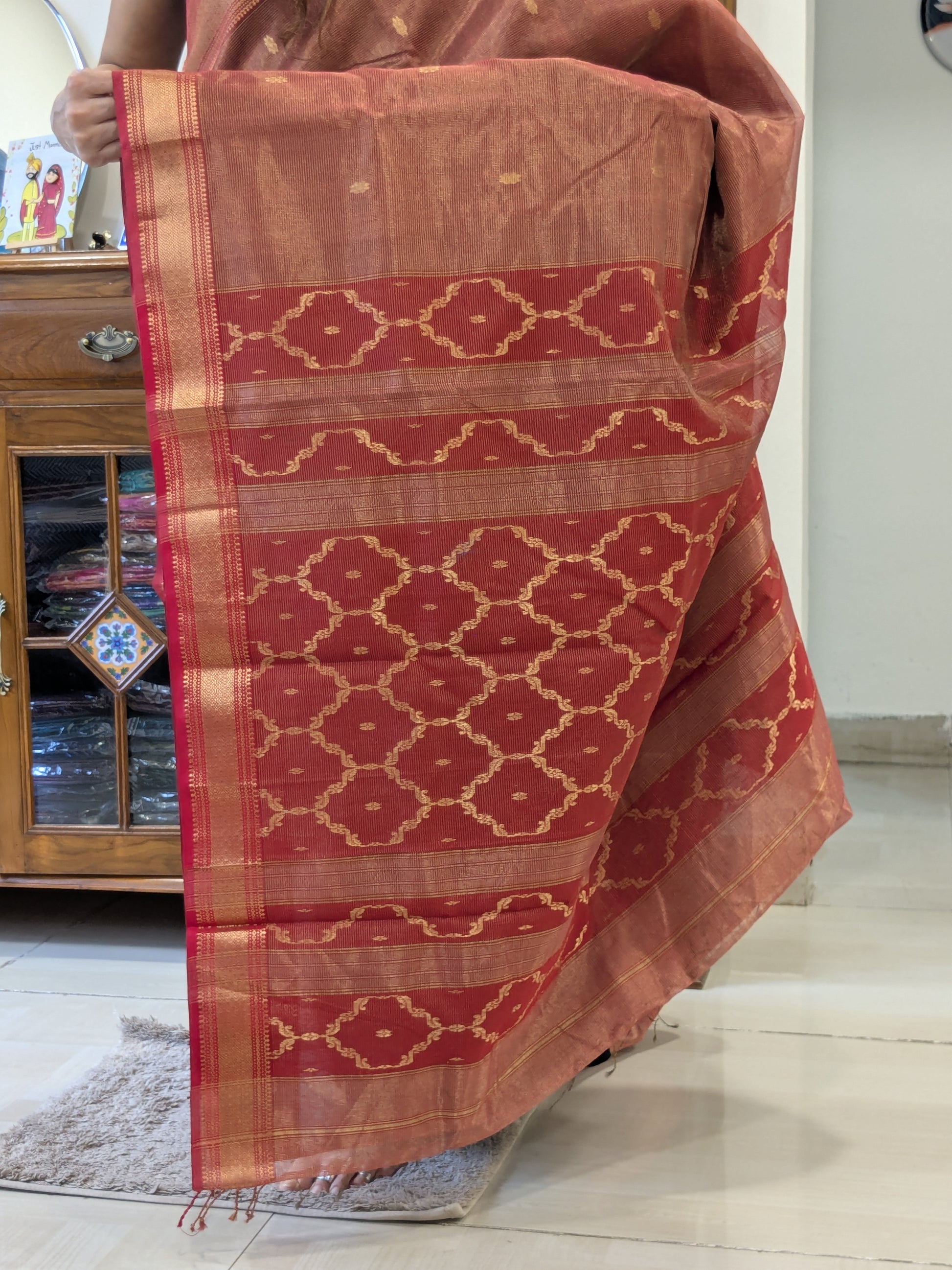 Detailed pallu image with intricate jaali weave and small border.