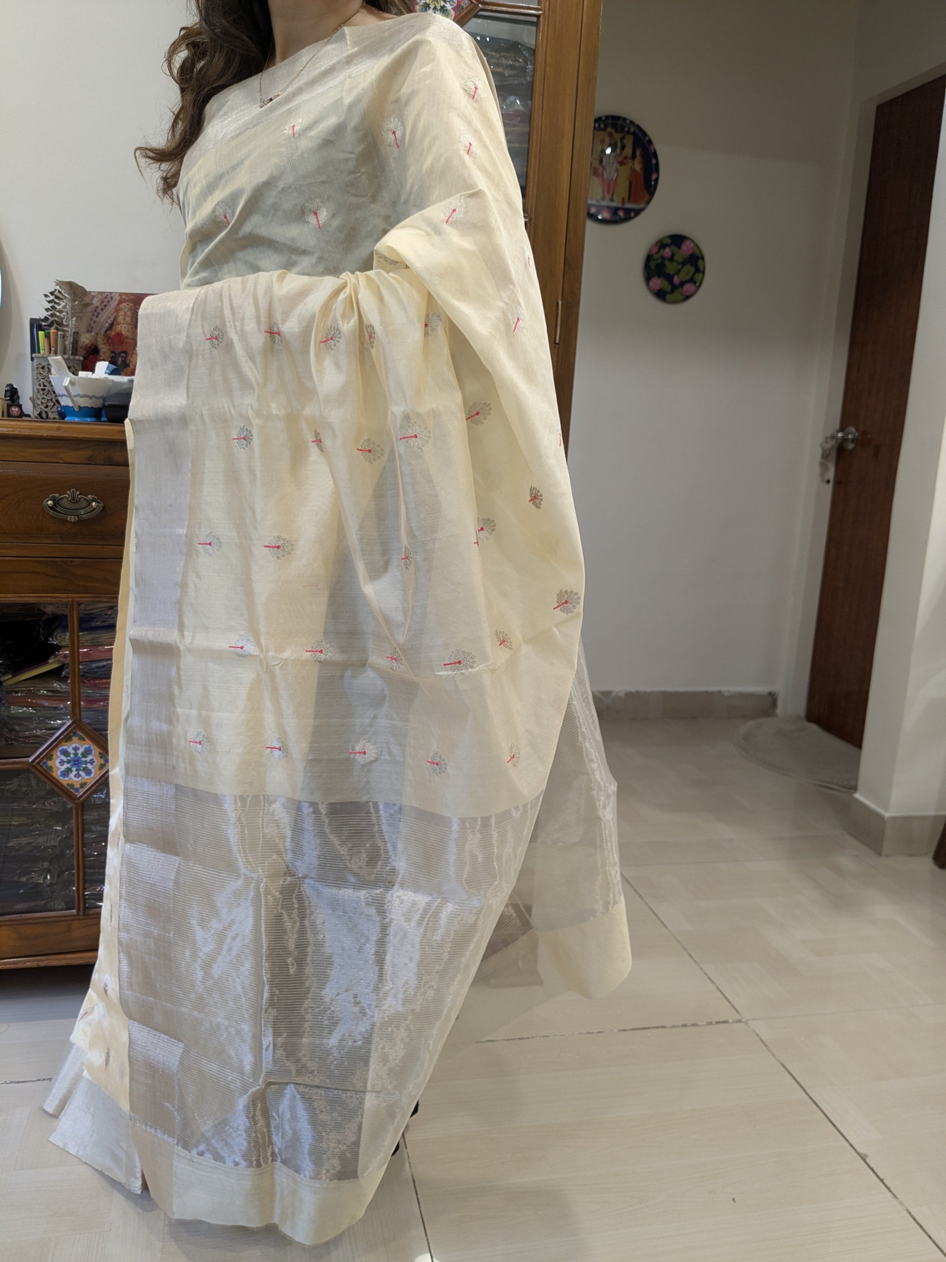 Pallu adorned with intricate floral patterns, handcrafted in Central India.