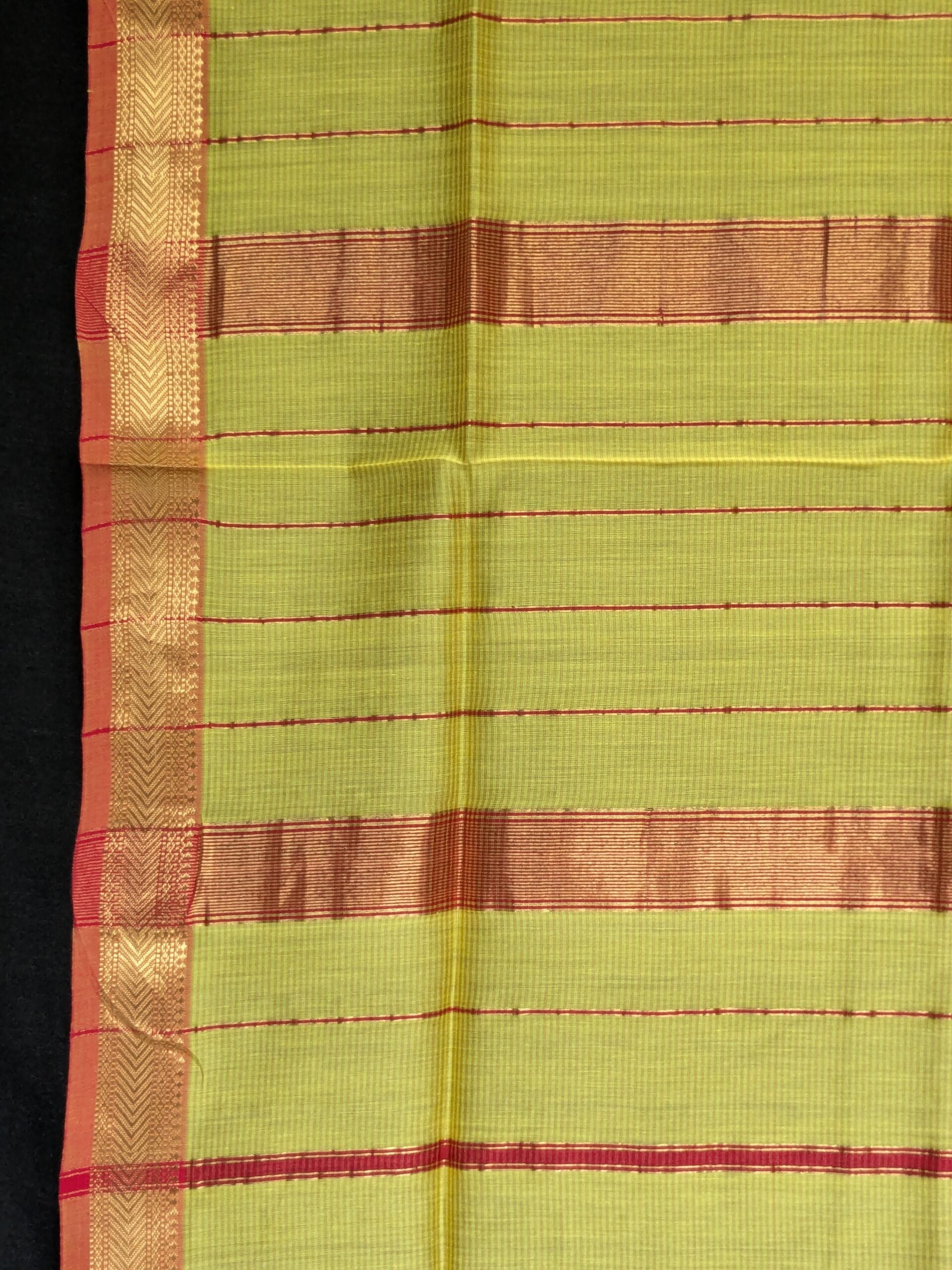 Detailed image of zari-lined pallu adding elegance to the minimal striped design. 