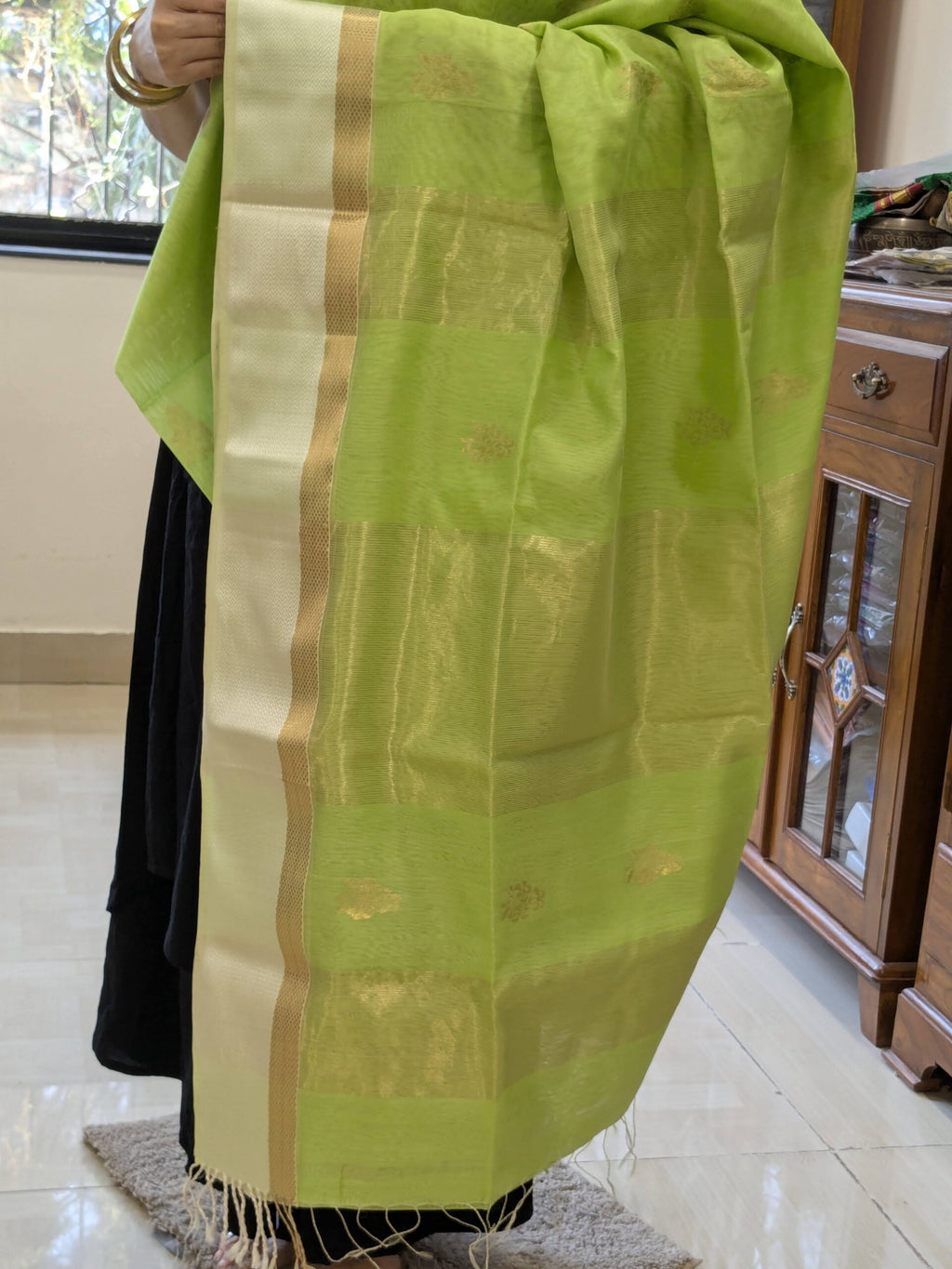 Detailed image of zari-lined pallu highlighting fine handloom work and delicate floral touches.