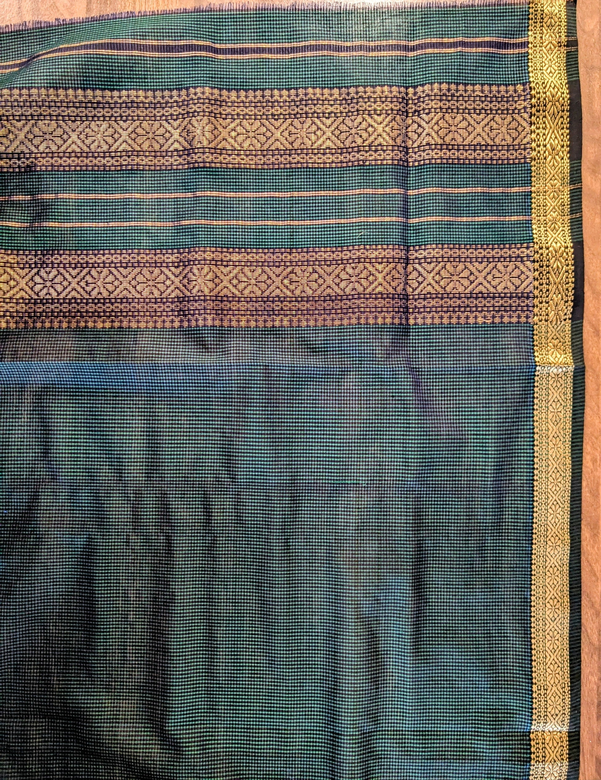 Detailed image of vintage-style pallu with understated craftsmanship in timeless Maheshwari design.