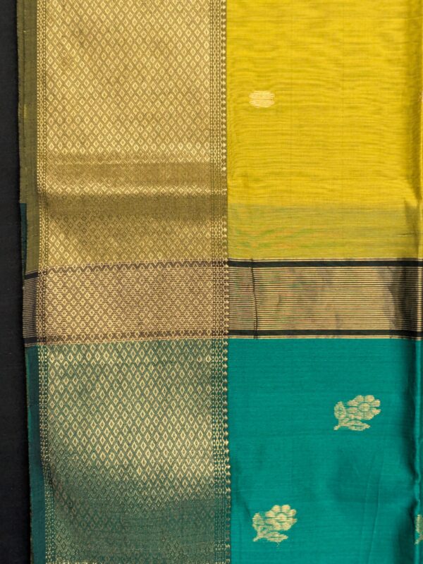 Mehendi Green Maheshwari Handloom Saree with Buttidar Pallu & Contrast Blouse - Image 2