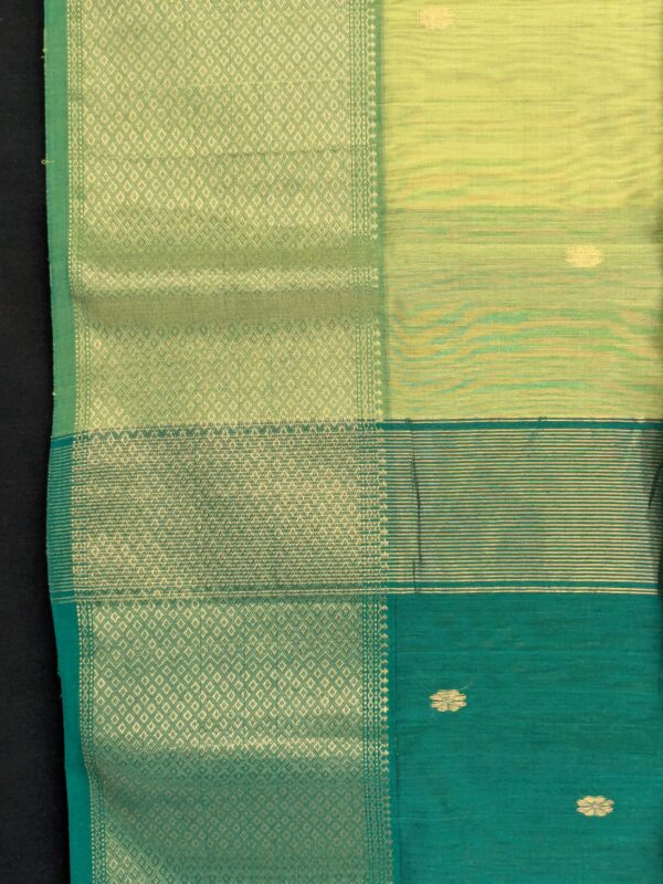 Light Green Maheshwari Handloom Saree with Buttidar Pallu & Contrast Blouse - Image 2