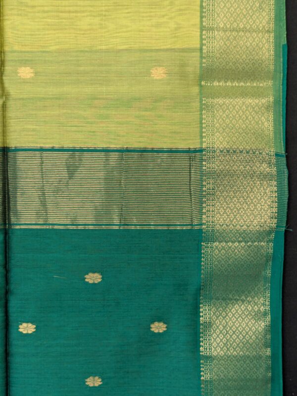 Light Green Maheshwari Handloom Saree with Buttidar Pallu & Contrast Blouse - Image 3