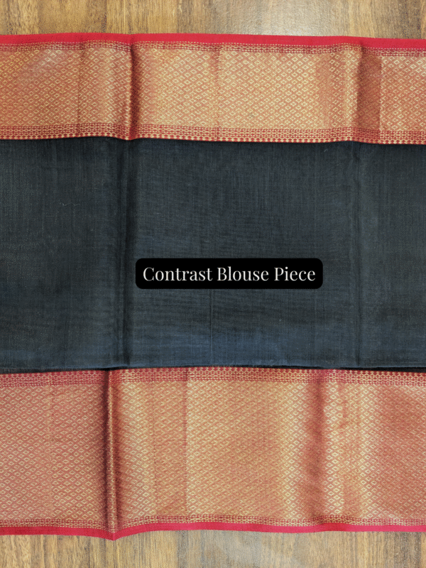 Black contrast blouse piece included to enhance the festive appeal of the green Maheshwari saree.