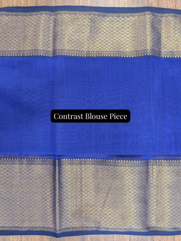 Blue contrast blouse piece included to enhance the charm of the grey Maheshwari saree.