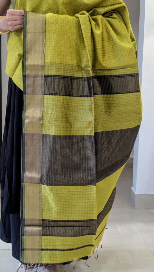Detailed image of zari-checked pallu with fine gold threadwork, adding a touch of festive radiance.