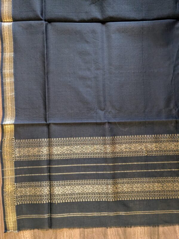 Detailed image of vintage-style pallu with traditional detailing and handcrafted charm.