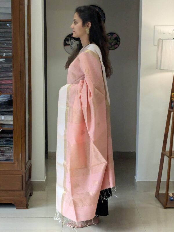 Peach Pink Maheshwari Handloom Saree with Zari Lines and Resham Border - Image 2