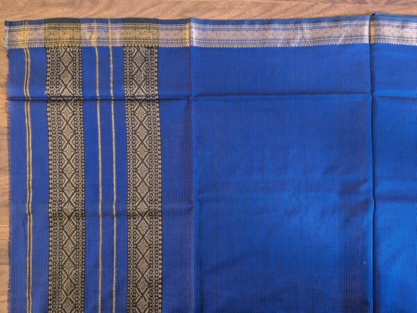 Detailed image of vintage-style pallu with subtle design details and expert craftsmanship.