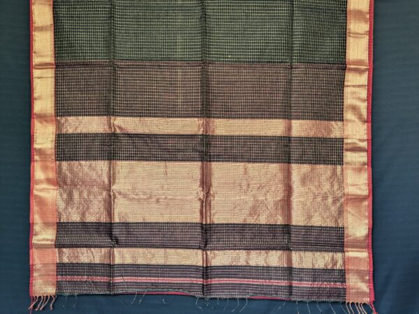 Detailed image of zari-checked pallu reflecting traditional craftsmanship in shimmering gold thread.