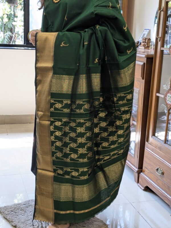 Detailed shot of heavy jaali pallu with ornate floral and celestial designs, woven to perfection.