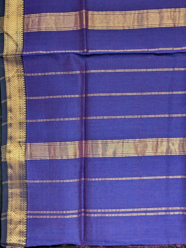 Detailed image of zari-lined pallu featuring delicate gold lines and fine craftsmanship.