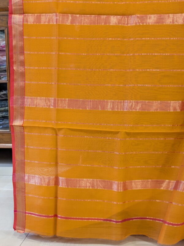 Image of zari-lined pallu with lustrous golden stripes woven in classic Maheshwari style.