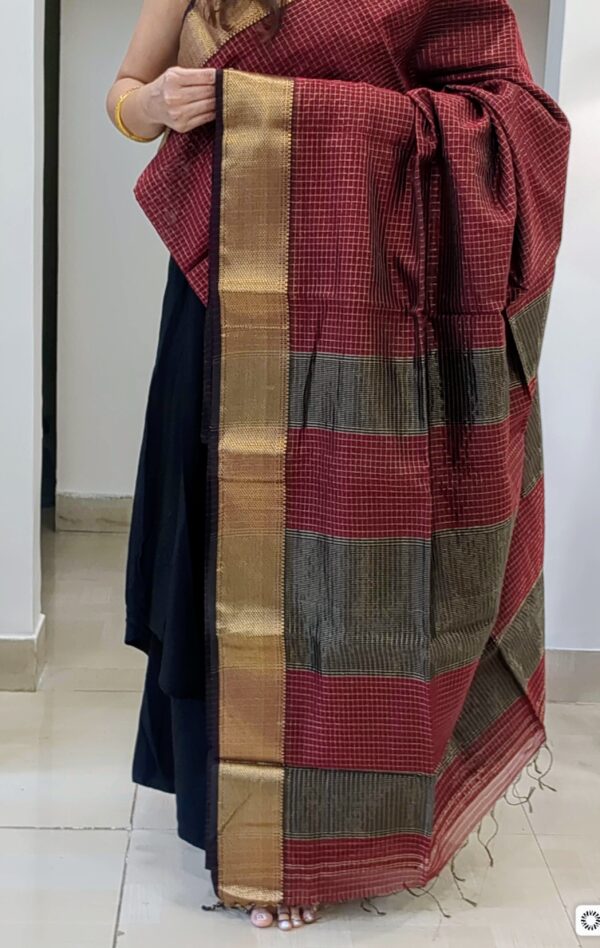Detailed image of zari-checked pallu with golden threadwork for a regal party-ready look.