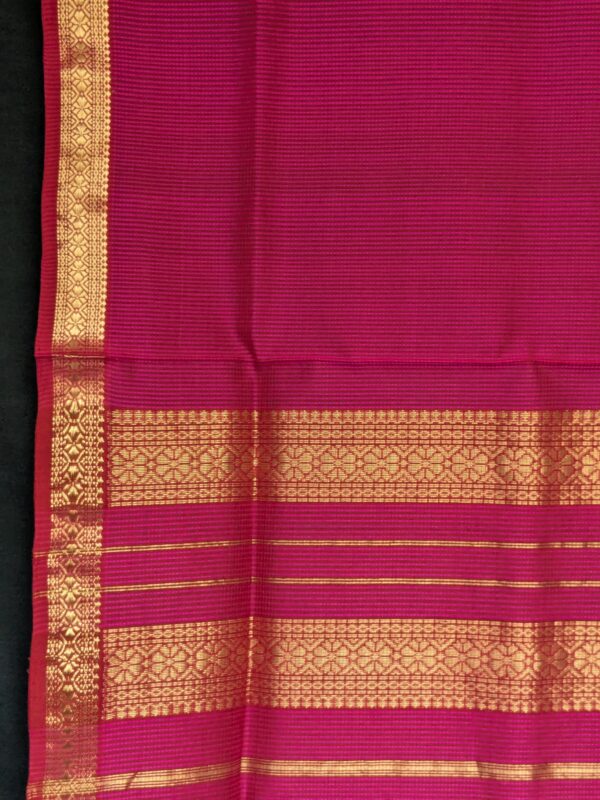 Detailed image of vintage pallu with refined weaving and understated traditional charm.