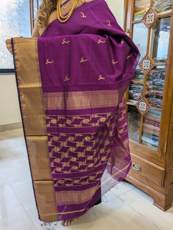 Detailed image of heavy jaali pallu showcasing ornate patterns and expert Maheshwari craftsmanship.