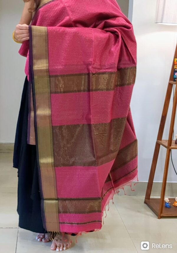 Detailed image of zari-checked pallu showcasing intricate golden threadwork on onion pink base.