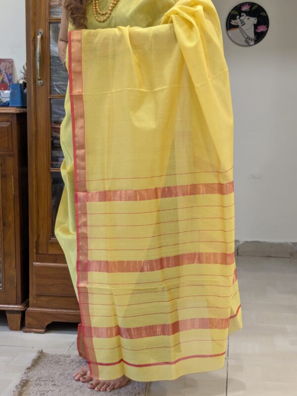 Image of zari-lined pallu adding elegance to the minimal striped design.