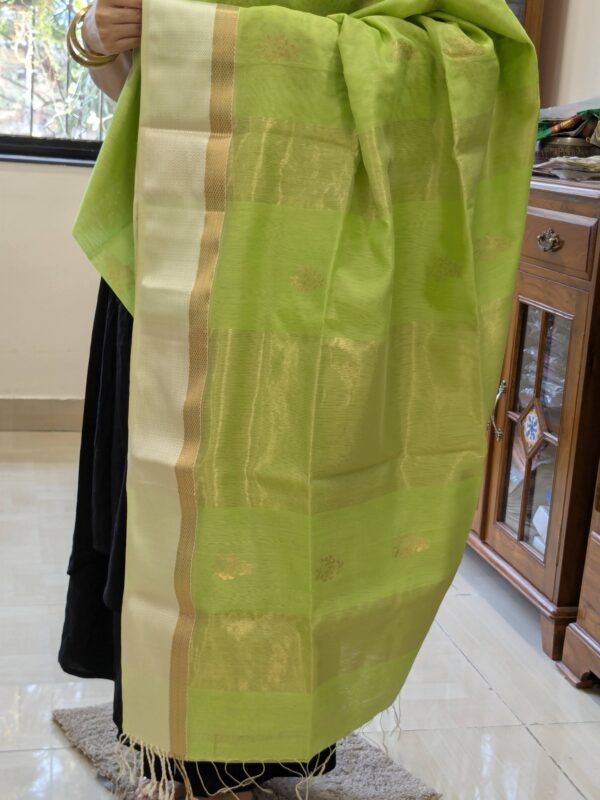 Detailed image of zari-lined pallu highlighting fine handloom work and delicate floral touches.