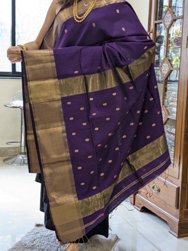Detailed shot of the buttidar pallu with intricate floral patterns and rich craftsmanship.